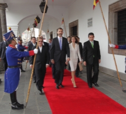 Viaje Oficial a la República de Ecuador. Sus Altezas Reales los Príncipes de Asturias a su llegada al Palacio de Carondelet